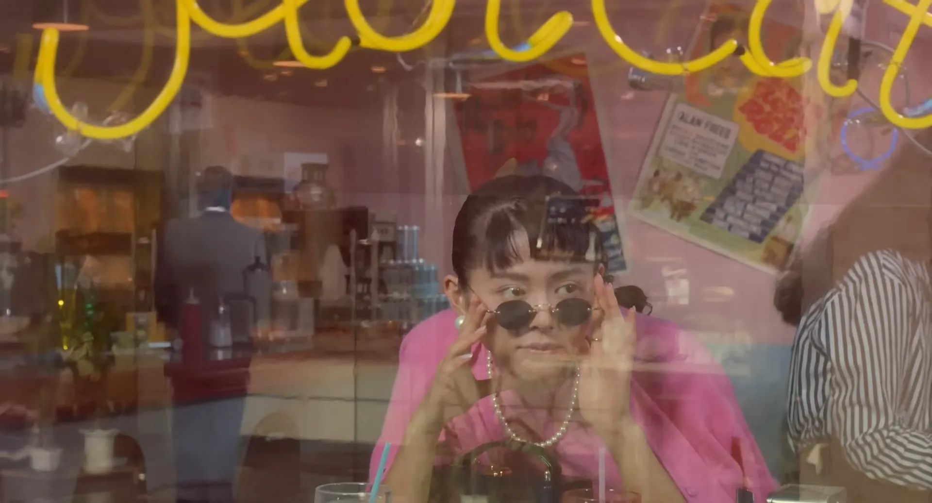 mpv-shot0016.jpg|A stylish Ruby scopes out the jeweler as "Mune Kirinokoji" enters