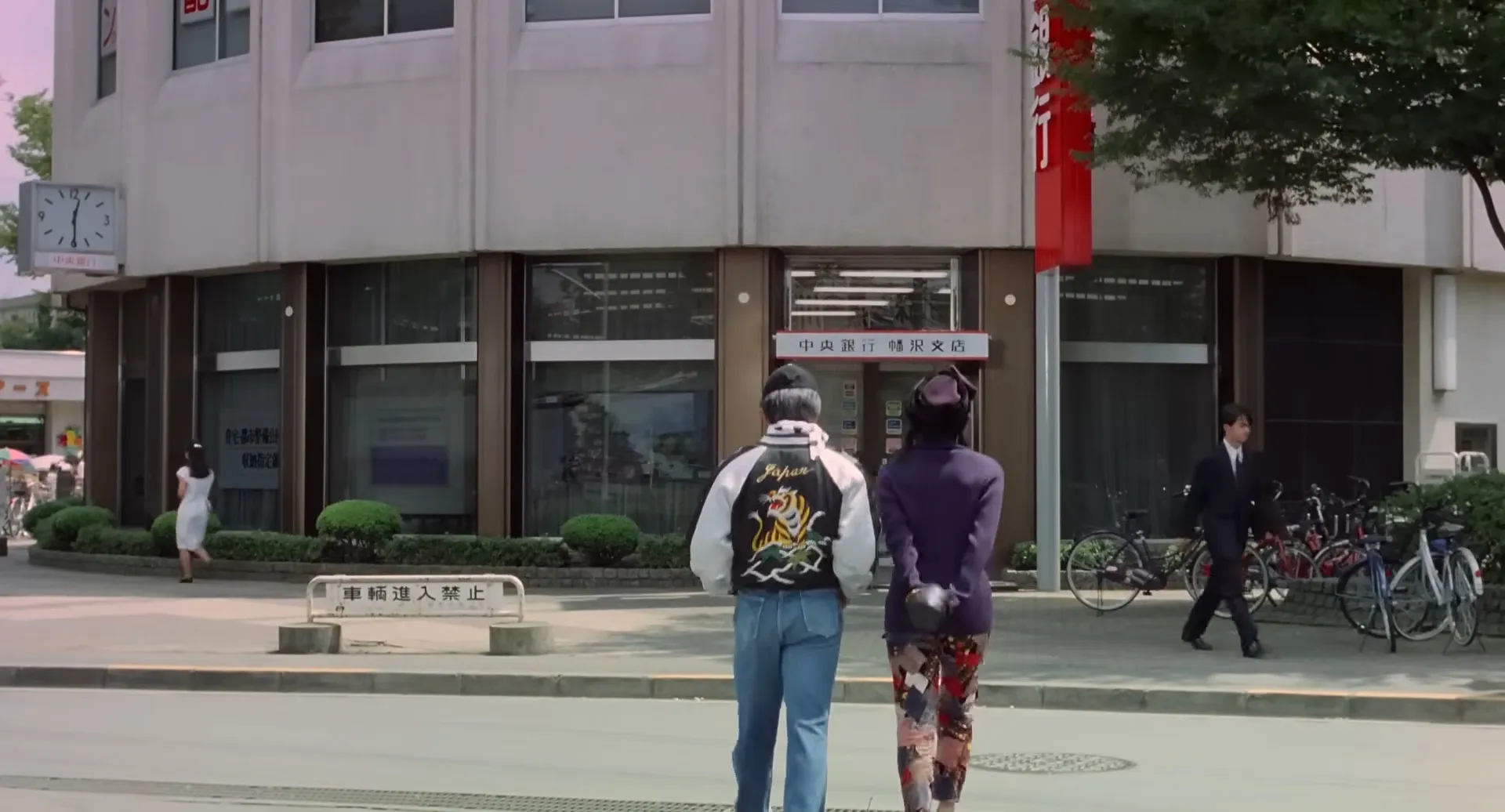 mpv-shot0027.jpg|Off to the bank